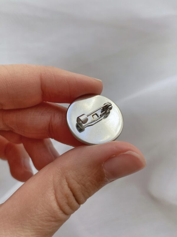 Petite broche fleur bouton d’or