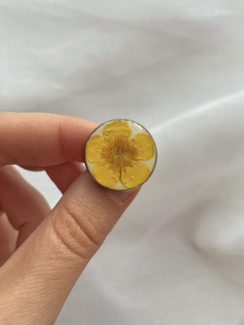 Petite broche fleur bouton d’or